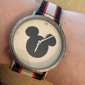 DISNEY MICKEY ICON HEAD WATCH BLACK RED WHITE STRAP JUNK FOOD NEEDS BATTERY